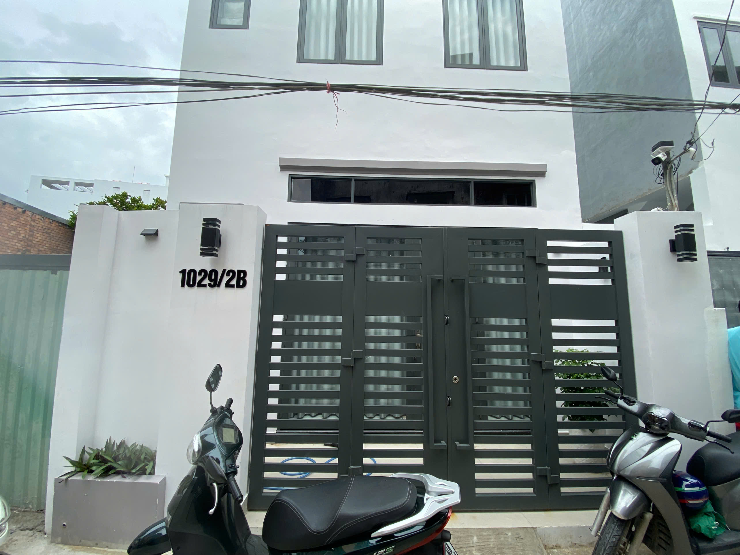 Chính chủ cần bán căn nhà xây kiên cố 1 trệt 1 lầu mới 100% cách mặt tiền đường TL10 chỉ 30m, Phường Tân Tạo, Q. Bình Tân.