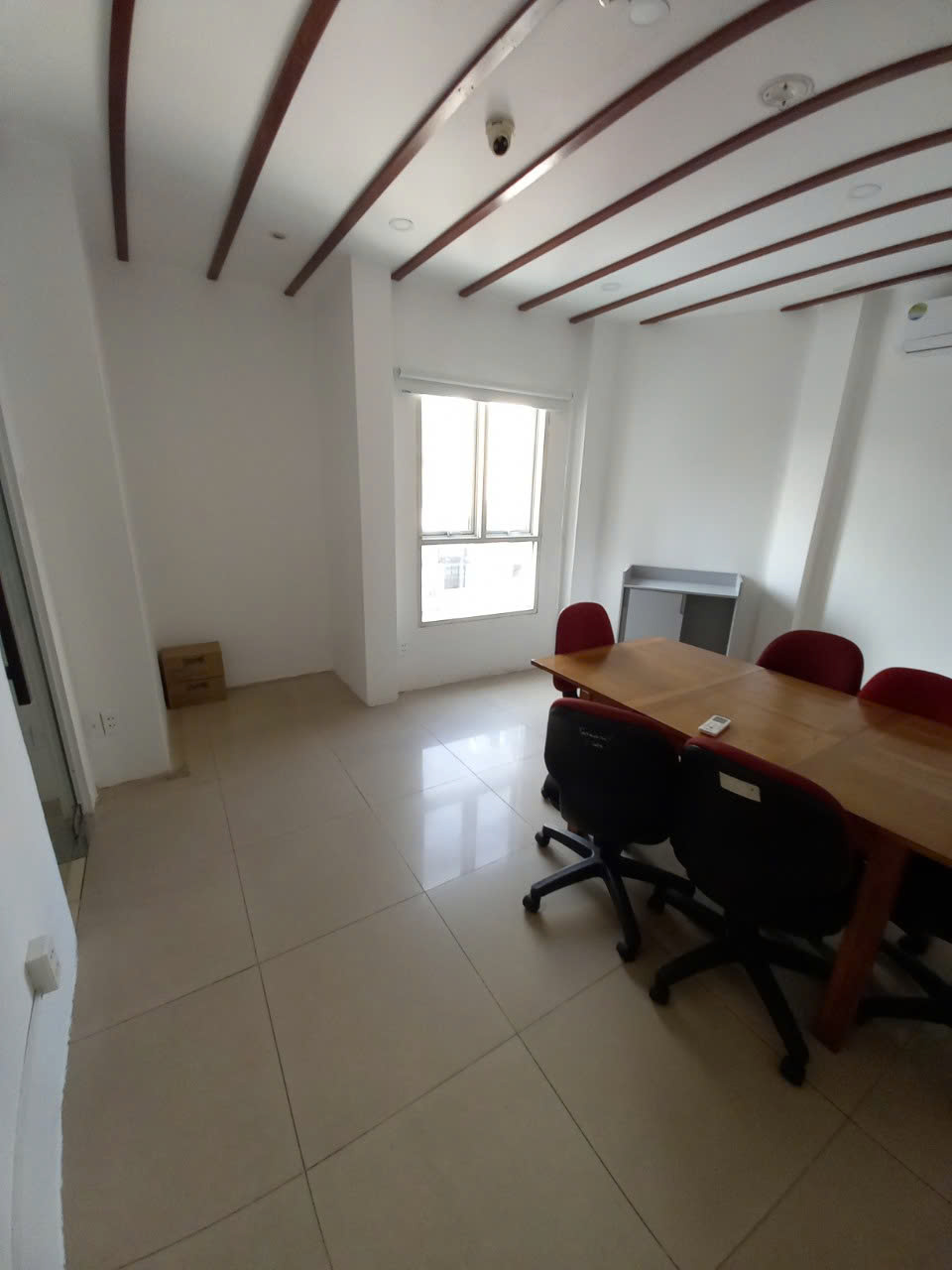 Cho thuê văn phòng diện tích 18m2 lầu 5 địa chỉ 44 Nguyễn Huệ, Quận 1. Thuận tiện làm du lịch, logitics, văn phòng, dạy học, shop ...