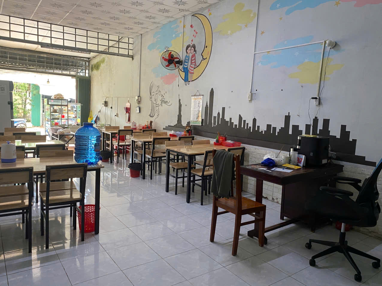 Mặt bằng rộng rãi, ngang 4mx22m, 2 phòng ngủ, 2 nhà vệ sinh. MB mặt tiền đường Nguyễn Việt Dũng.