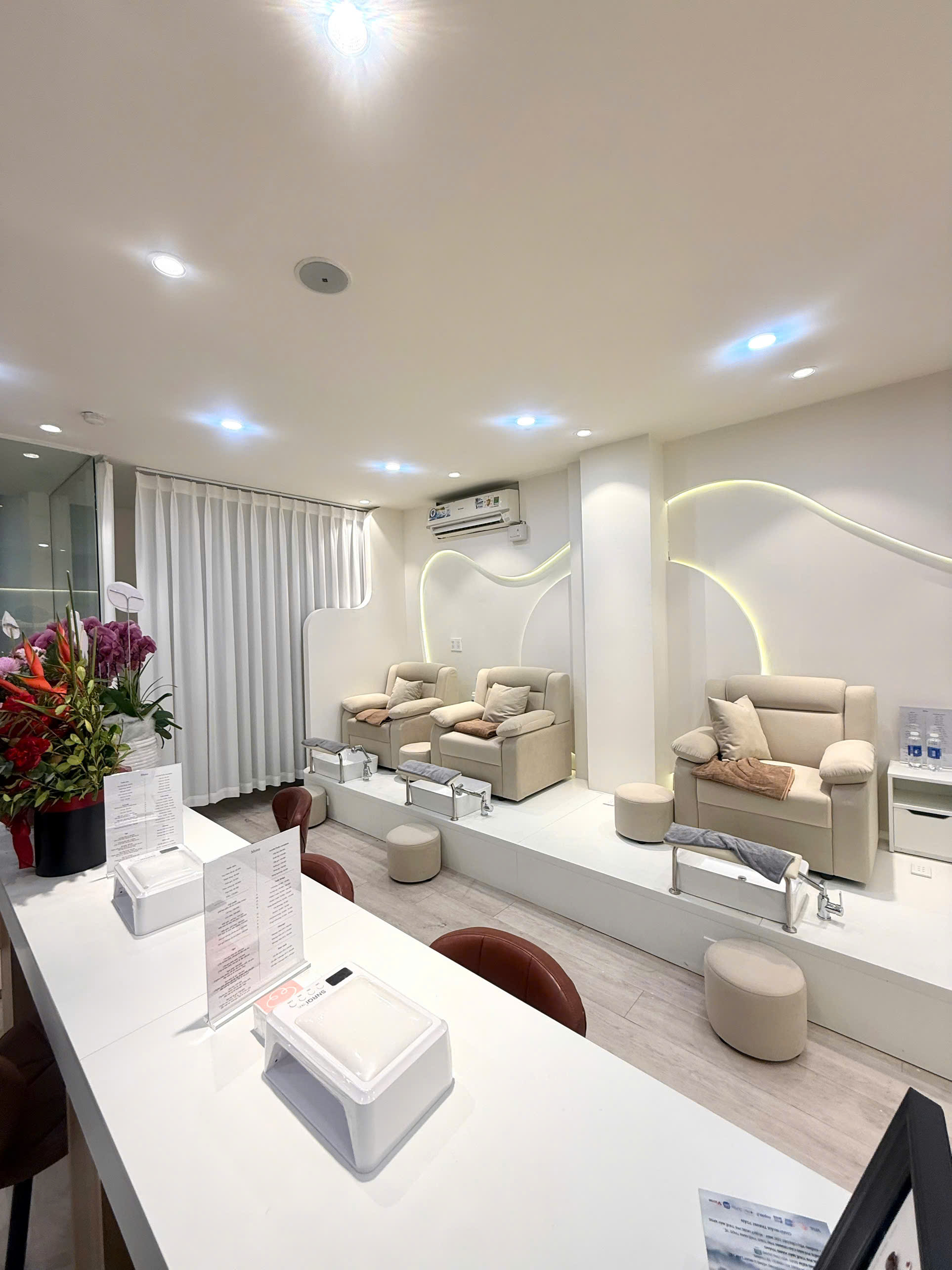 Cho thuê mặt bằng mặt tiền đường Nguyễn Bỉnh Khiêm - góc Lê Duẩn Quận 1.