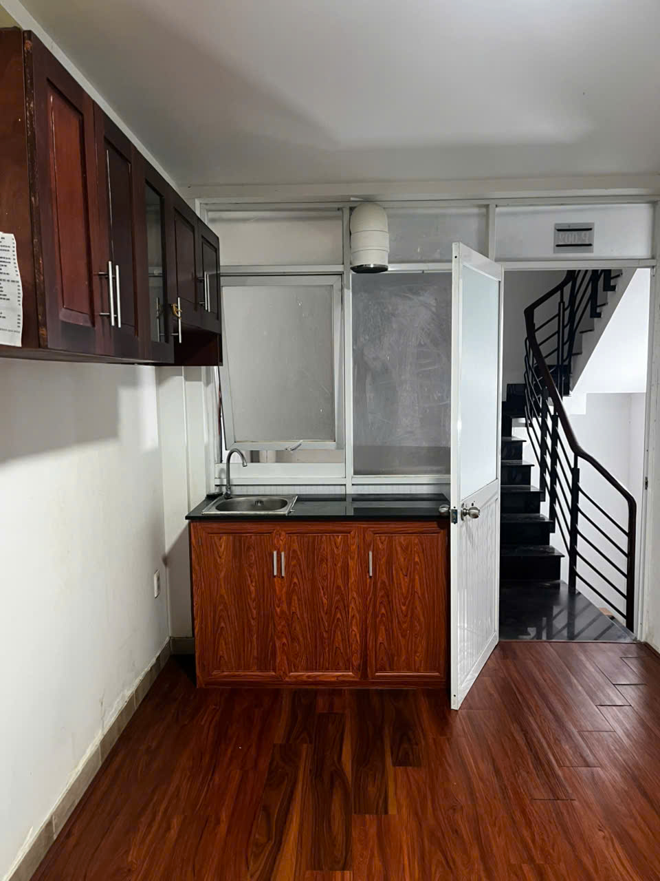 Phòng lầu 1 – nhà 127/139 Điện Biên Phủ, P. Tân Định (gần vòng xoay ĐBP), căn thứ 5 từ ĐBP quẹo vào.