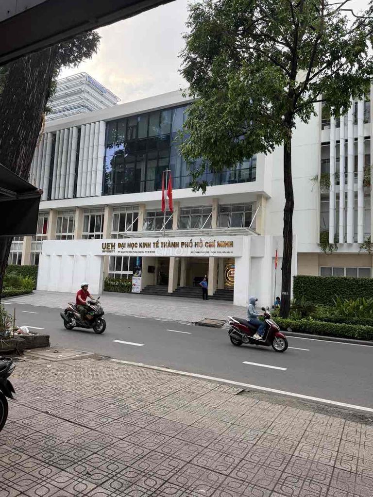 Cho thuê phòng trong khuôn viên địa chỉ nhà 136 Nguyễn Đình Chiểu Quận 3. có 2 phòng : 1 trên lầu 1 ở tầng trệt