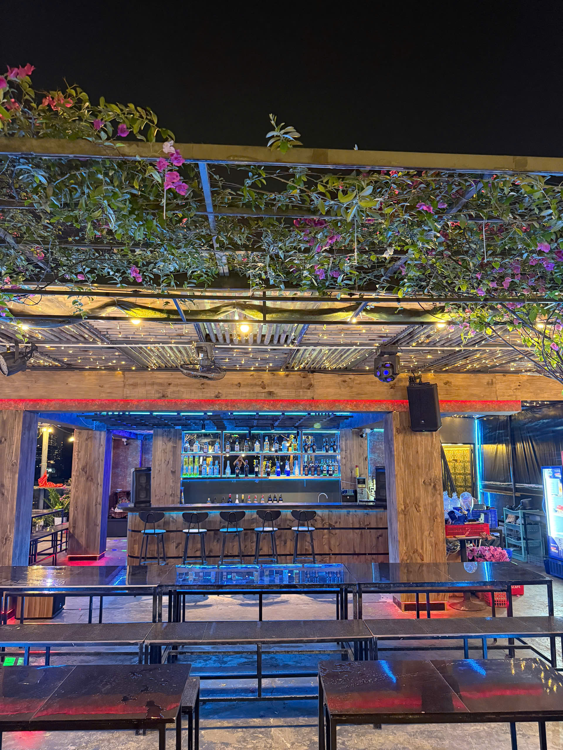 Sang nhượng Nhà Hàng Rooftop 320m đã đầy đủ tiện nghi kinh doanh tại trung tâm Quận 7, TP HCM