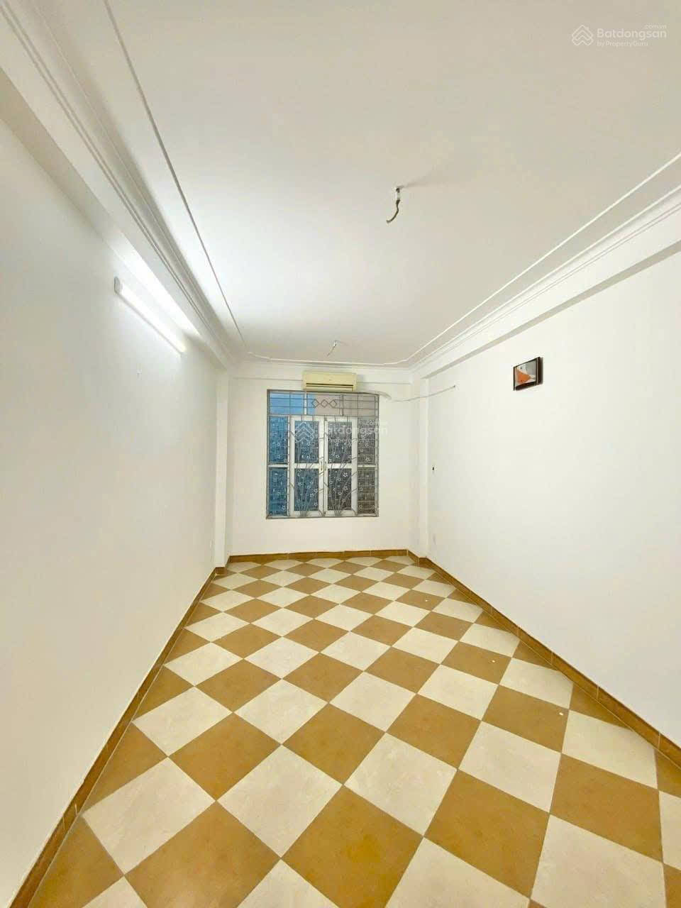 Chính chủ cho thuê 1 phòng tại ngõ 13 Lĩnh Nam, vào ở luôn. Ô tô cách 50m. Ngay đầu Mai Động