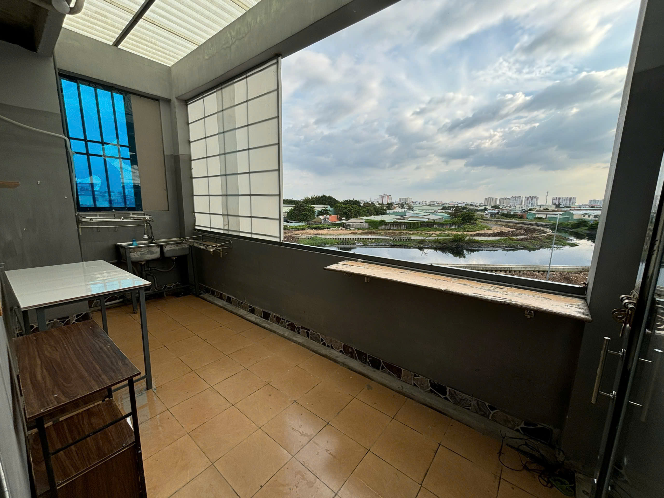 Cho thuê phòng rộng 35m² – ban công riêng – khu an ninh, yên tĩnh tại Quận 12