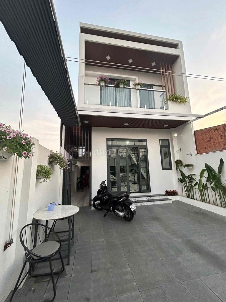 Nhà mặt tiền 1 trệt 1 lầu, đường ĐX 143, Phường Tương Bình Hiệp, TP Thủ Dầu Một.