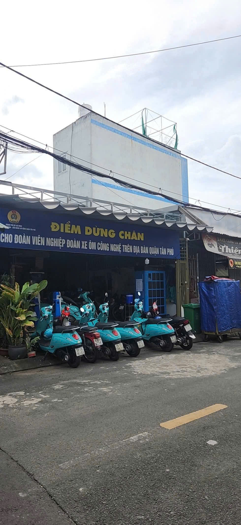 SANG NHƯỢNG TRẠM SẠC XE MÁY ĐIỆN 24/7 – KẾT HỢP KHU NGHỈ NGƠI CHO TÀI XẾ – TÂN PHÚ