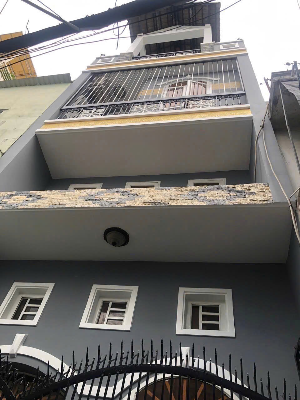 CHO THUÊ PHÒNG TẠI ĐƯỜNG BA ĐÌNH GẦN CẦU CHỮ Y .