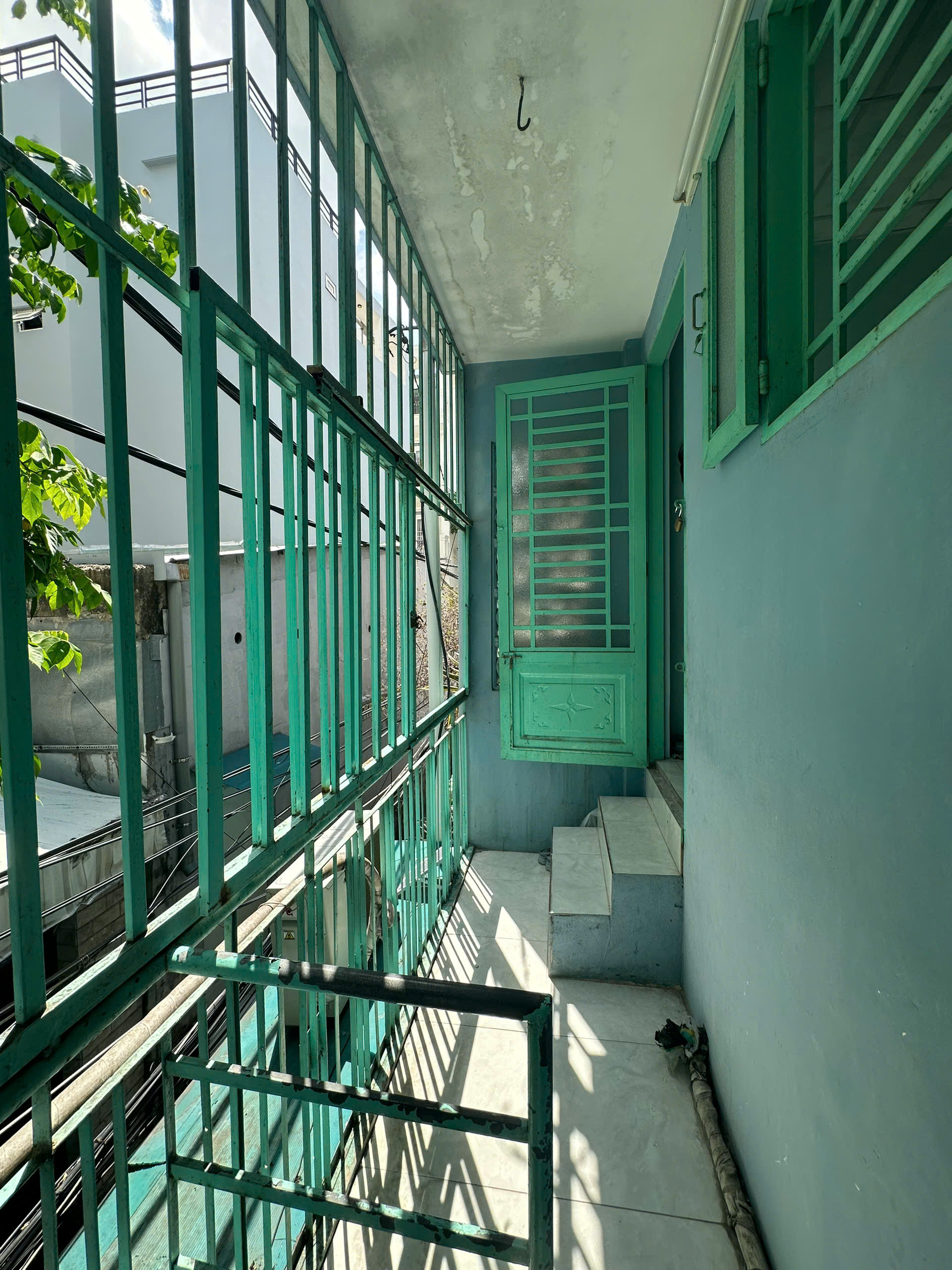 Cho thuê tầng 2 ( cầu thang riêng) nhà hẻm 200 đường Xóm Chiếu