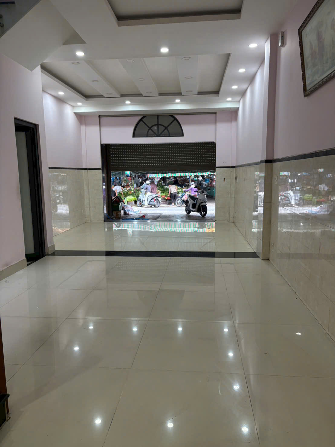 CHO THUÊ NHÀ MẶT TIỀN ĐỐI DIỆN CHỢ – VỊ TRÍ ĐẸP, THUẬN TIỆN KINH DOANH